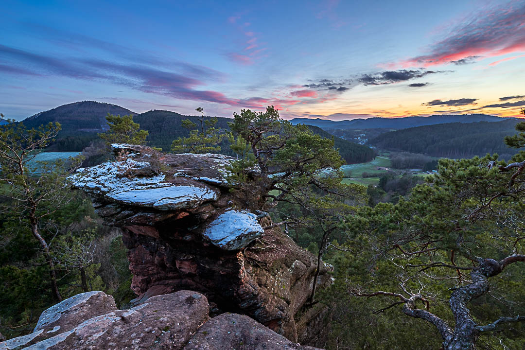 Sonnenuntergang am Sprinzelfelsen, mit zarten Schneehauch über dem Sandsteinfelsen in der Abenddämmerung