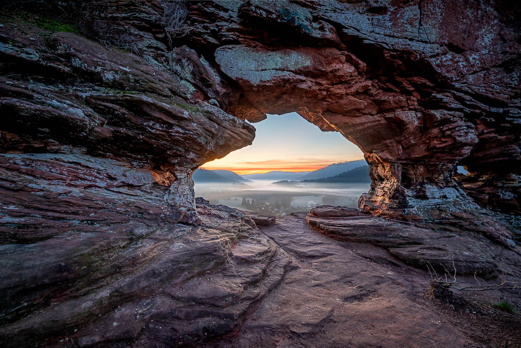 Wachtfelsen Elsass Morgenrot Nebelschleier