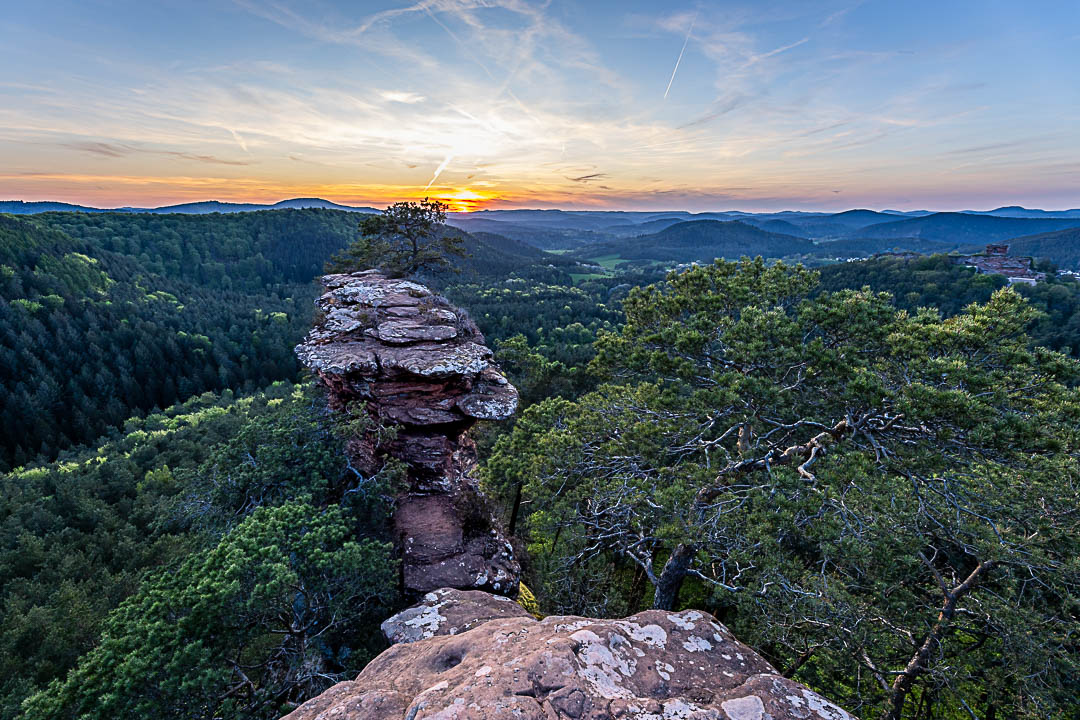 Sonnenuntergang am Buchkammerfelsen. Der rote Sandstein inmitten der Wälder mit frischem Grün