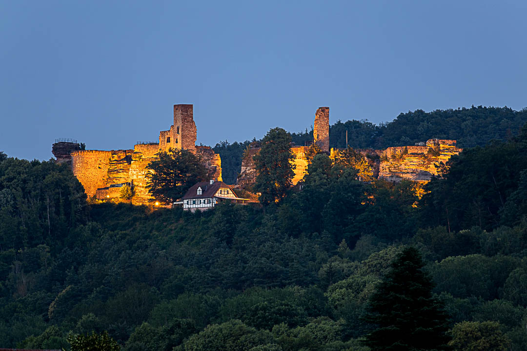 Abendliche Aufnahme der beleuchteten Burg Altdahn