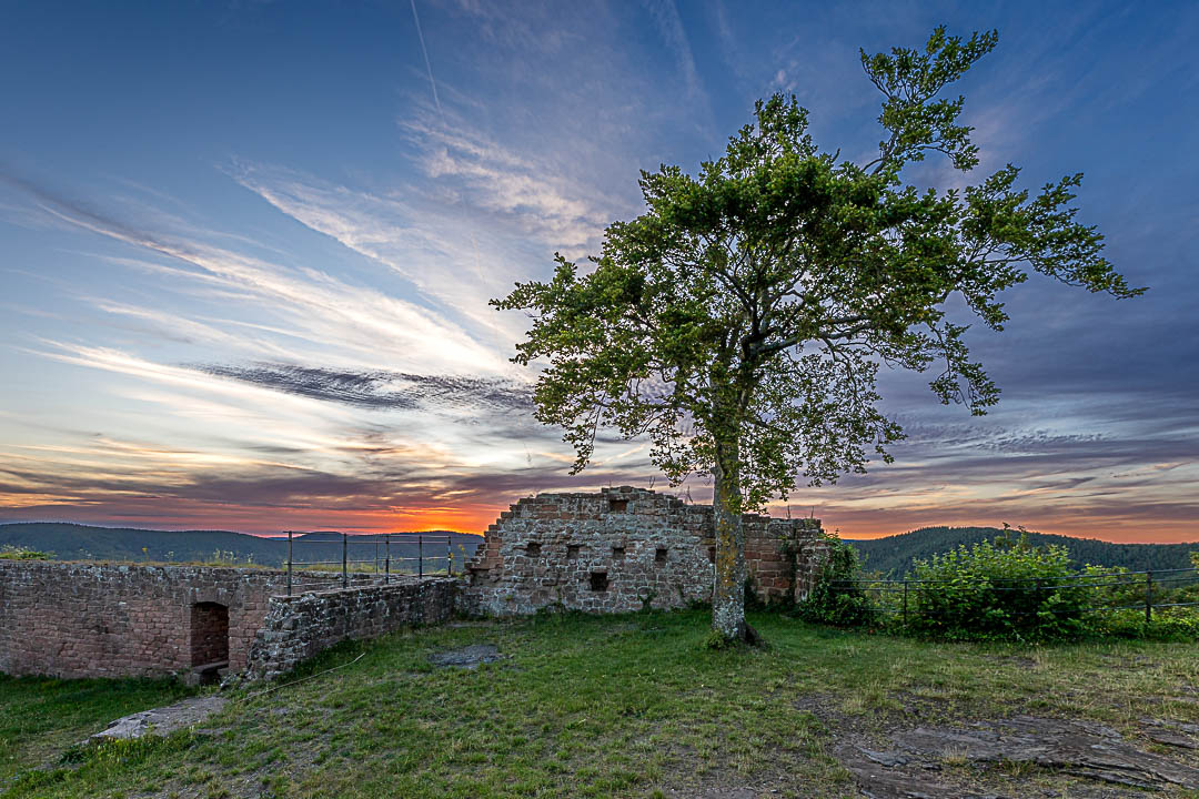 Wetterumschwung auf der Burg Lindelbrunn. Ein markantes Wolkenband zieht auf und wird von der abendlichen Sonne angeleuchtet