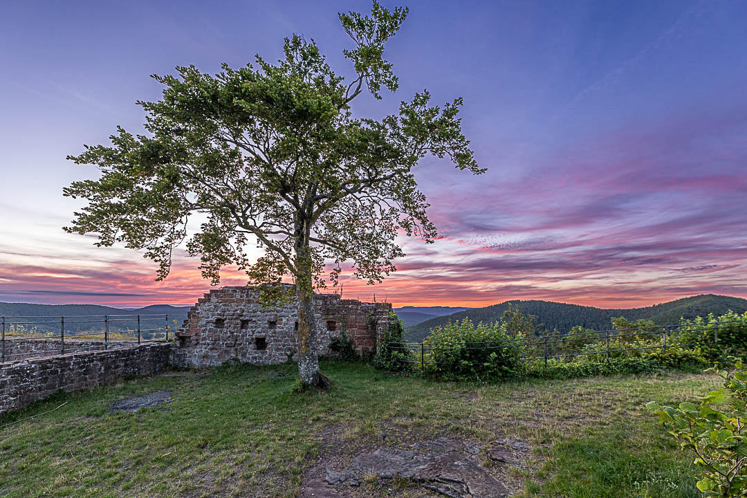 Wetterumschwung auf der Burg Lindelbrunn. Ein markantes Wolkenband zieht auf und wird von der abendlichen Sonne angeleuchtet